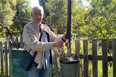 У селі на Житомирщині збереглися діючі криниці-журавлі з питною водою У селі на Житомирщині збереглися діючі криниці-журавлі з питною водою
