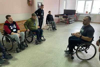 "Показуємо, що життя не завершилося": у Вінниці людей з інвалідністю навчали користуватися кріслами колісними "Показуємо, що життя не завершилося": у Вінниці людей з інвалідністю навчали користуватися кріслами колісними
