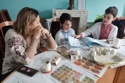Майстер-класи з писанкарства: у Житомирі охочих навчають розписувати писанки Майстер-класи з писанкарства: у Житомирі охочих навчають розписувати писанки