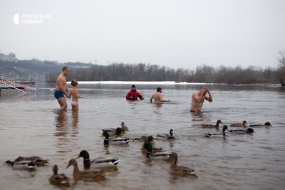 Люди купаються у Дніпрі у Гідропарку на Водохреща