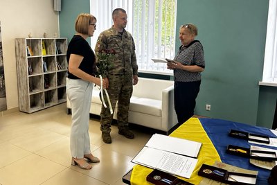 В Житомирі родинам полеглих захисників передали відомчі нагороди воїнів В Житомирі родинам полеглих захисників передали відомчі нагороди воїнів