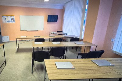 Кімната для занять в автошколі для ветеранів з інвалідністю Кімната для занять в автошколі для ветеранів з інвалідністю