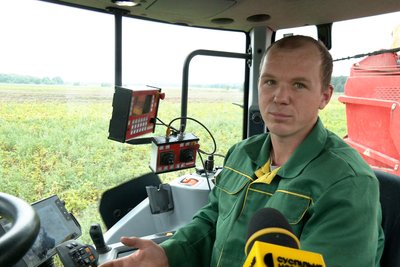 88 тисяч тонн урожаю: на Житомирщині розпочали збір картоплі 88 тисяч тонн урожаю: на Житомирщині розпочали збір картоплі
