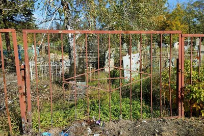 Посічена Лавра, розбиті будинки, згоріла техніка. Святоргірськ через місяць після звільнення — фото Посічена Лавра, розбиті будинки, згоріла техніка. Святоргірськ через місяць після звільнення — фото