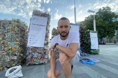 Артем Приходько на фоні сміття, зібраного сміттєвим уловлювачем на річці Уди, Харків. Фото з особистого архіву Артема Приходька Артем Приходько на фоні сміття, зібраного сміттєвим уловлювачем на річці Уди, Харків. Фото з особистого архіву Артема Приходька