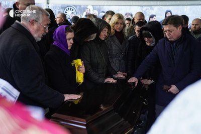 Сім'я загиблого міністра внутрішніх справ України Дениса Монастирського біля труни з його тілом під час церемонії поховання на Байковому кладовищі, Київ, 21 січня 2023 року.