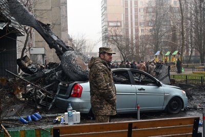 Місце падіння гвинтокрила у житловому кварталі Броварів на Київщині, 18 січня 2023 р. Місце падіння гвинтокрила у житловому кварталі Броварів на Київщині, 18 січня 2023 р.