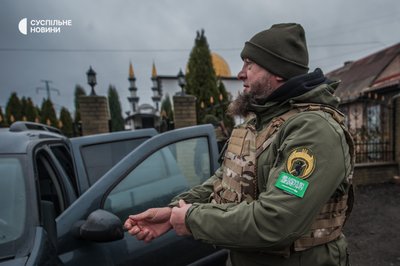 Мурад Путілін біля мечеті у Костянтинівці, де вони з командою ночують перед тим, як їхати у справах на східний фронт, Донеччина, грудень 2022 року. Мурад Путілін біля мечеті у Костянтинівці, де вони з командою ночують перед тим, як їхати у справах на східний фронт, Донеччина, грудень 2022 року.