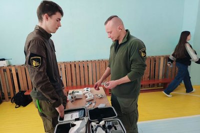 У коледжі в Луцьку молодь вчили керувати дроном, тримати автомат у руках і надавати меддопомогу
