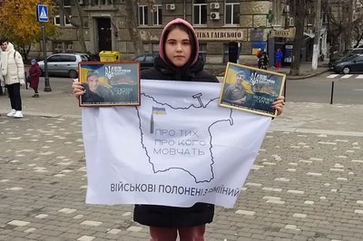 Батько та брат потрапили у полон на Зміїному, чоловік загинув на війні: історія родини з Одещини Батько та брат потрапили у полон на Зміїному, чоловік загинув на війні: історія родини з Одещини