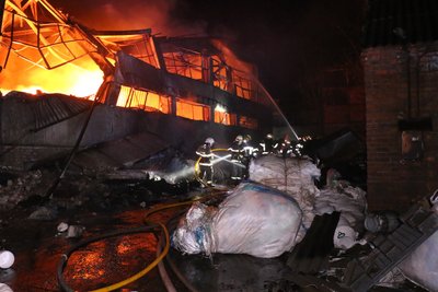 Пожежа на підприємстві у Харкові: загоряння гасили майже сім годин Пожежа на підприємстві у Харкові: загоряння гасили майже сім годин