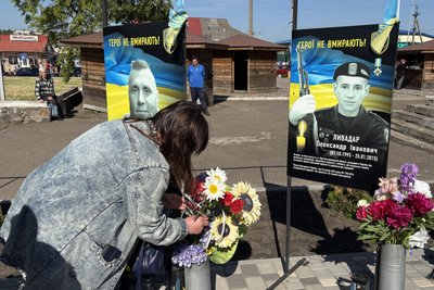 У Доманівці відбулася акція "Героям Слава" на честь загиблих військових У Доманівці відбулася акція "Героям Слава" на честь загиблих військових