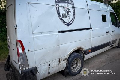 На Сумщині FPV-дрон атакував авто "Білого янгола" під час евакуації людей На Сумщині FPV-дрон атакував авто "Білого янгола" під час евакуації людей