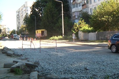 У Житомирі містяни нарікають на розриту ділянку дороги, через яку не ходить маршрутка — що обіцяють у водоканалі У Житомирі містяни нарікають на розриту ділянку дороги, через яку не ходить маршрутка — що обіцяють у водоканалі