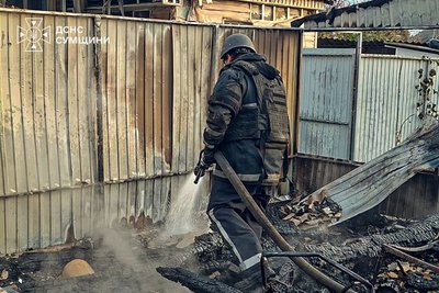 У Глухові сталася пожежа через російську атаку У Глухові сталася пожежа через російську атаку
