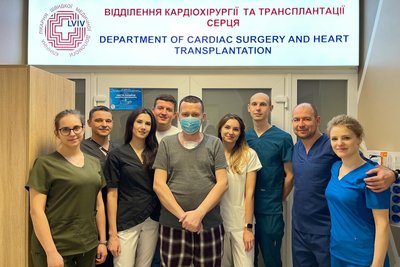 Олександр Малешенков з командою медиків лікарні святого Пантелеймона Олександр Малешенков з командою медиків лікарні святого Пантелеймона