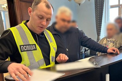 У Департаменті фінансів КМДА провели обшуки, директору вручили повідомлення про підозру У Департаменті фінансів КМДА провели обшуки, директору вручили повідомлення про підозру