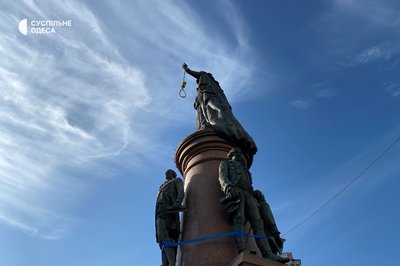 На пам'ятник Катерині II в центрі Одеси надягли червоний ковпак ката На пам'ятник Катерині II в центрі Одеси надягли червоний ковпак ката