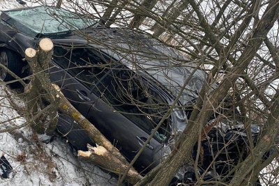 Автівка Mitsubishi Lancer, яка перекинулася поблизу Берестина, 24 січня 2026 року Автівка Mitsubishi Lancer, яка перекинулася поблизу Берестина, 24 січня 2026 року