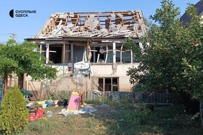 "Якби стін не було, все одно тут спала б": вчителька з Одещини відновлює оселю після ракетної атаки