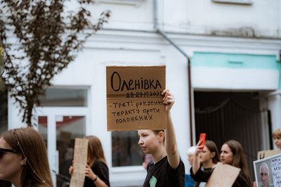 Акція в Житомирі на підтримку військовополонених та зниклих безвісти: ми пам'ятаємо про теракт в Оленівці Акція в Житомирі на підтримку військовополонених та зниклих безвісти: ми пам'ятаємо про теракт в Оленівці