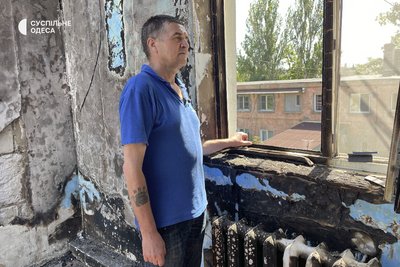 Три тижні без світла та газу й з дірою замість стелі: в Одесі мешканці згорілого будинку на Агрономічній просять міськраду про допомогу Три тижні без світла та газу й з дірою замість стелі: в Одесі мешканці згорілого будинку на Агрономічній просять міськраду про допомогу