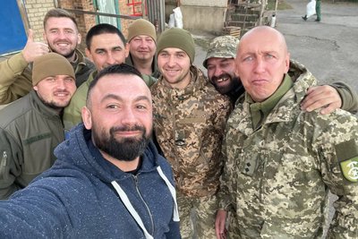 "Ми не знаємо, де тіло, чекаємо на збіг за ДНК" — дружина полеглого капітана ЗСУ із Житомирщини Анатолія Сємєнєнка "Ми не знаємо, де тіло, чекаємо на збіг за ДНК" — дружина полеглого капітана ЗСУ із Житомирщини Анатолія Сємєнєнка