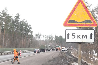 Після зими — суцільні вибоїни: на трасі Київ — Чоп поблизу Коростишева розпочали ремонт дороги Після зими — суцільні вибоїни: на трасі Київ — Чоп поблизу Коростишева розпочали ремонт дороги
