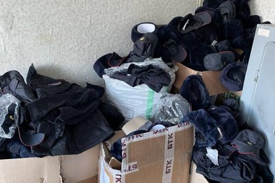 Поліцейська форма росіян у приміщенні відділу поліції Куп'янська, де у 2022 році функціонувала катівня