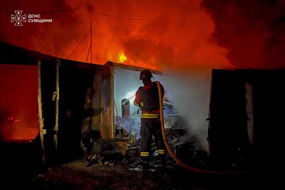 У Сумах дрони вночі атакували авто, гаражі та будинок
