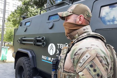 Має захист від мін та оснащений великокаліберним кулеметом: спецпризначенці Харківщини отримали бронетранспортер "Козак" Має захист від мін та оснащений великокаліберним кулеметом: спецпризначенці Харківщини отримали бронетранспортер "Козак"
