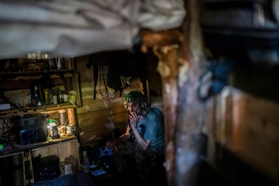 Український боєць в окопі на передовій біля Кремінної