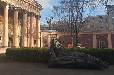 Пам'ятники Катерині II та Суворову в Одесі перенесли до музею Пам'ятники Катерині II та Суворову в Одесі перенесли до музею