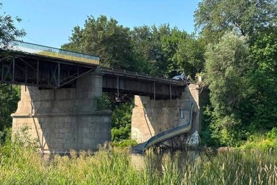 У Коростишеві обвалилася частина мосту — мікрорайон залишився без доступу до центру міста У Коростишеві обвалилася частина мосту — мікрорайон залишився без доступу до центру міста