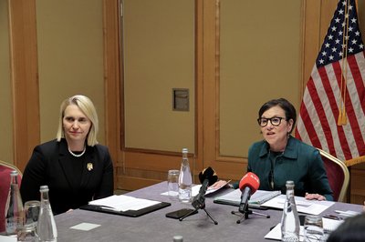 Пенні Пріцкер (праворуч) та посол Бріджит Брінк у Києві Пенні Пріцкер (праворуч) та посол Бріджит Брінк у Києві
