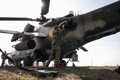Бортовий технік бригади армійської авіації готує гелікоптер до зльоту на Донеччині, березень 2023 року Бортовий технік бригади армійської авіації готує гелікоптер до зльоту на Донеччині, березень 2023 року