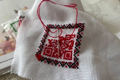 Майстриня з громади на Житомирщині створює вишиті QR-коди та обереги для військових Майстриня з громади на Житомирщині створює вишиті QR-коди та обереги для військових