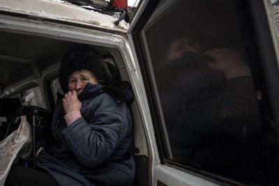 Людмилу волонтери вивозять з міста Куп’янськ