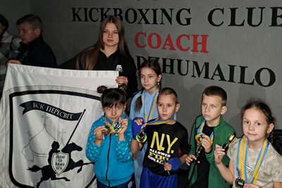 Карина Бахур поруч з дітьми на змаганнях Карина Бахур поруч з дітьми на змаганнях