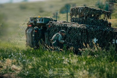 Українські військові біля техніки Українські військові біля техніки
