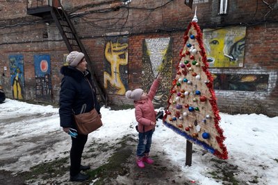 У Сумах встановили дерев'яну ялинку, яку виготовили вихованці теслярського гуртка У Сумах встановили дерев'яну ялинку, яку виготовили вихованці теслярського гуртка
