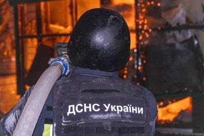 рятувальник гасить пожежу рятувальник гасить пожежу