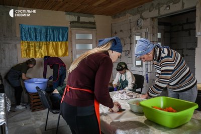 Буржуйки, газові балони, тушонка. Волонтери з Борисполя гріють та годують українських військових