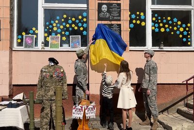 "Я забороняю називати себе вдовою": у ліцеї на Рівненщині відкрили меморіальну дошку Павлу Діденку "Я забороняю називати себе вдовою": у ліцеї на Рівненщині відкрили меморіальну дошку Павлу Діденку