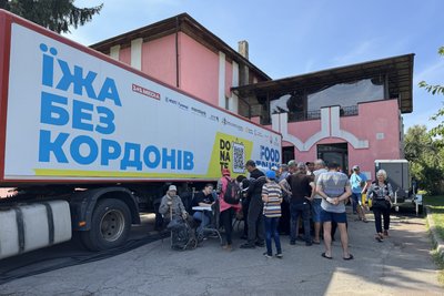У Сумах безоплатно роздають гарячі обіди для ВПО У Сумах безоплатно роздають гарячі обіди для ВПО