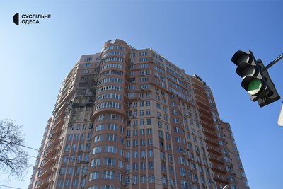 Обвал частини будинку, пошкоджені квартири та вибиті вікна: фото наслідків атаки РФ на Одесу