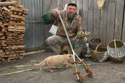Ветеран із Рівненського Полісся плете постоли для доньки Ветеран із Рівненського Полісся плете постоли для доньки