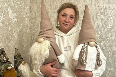 Від гномів до мотанок: як майстриня з Вінниччини створює іграшки та допомагає військовим Від гномів до мотанок: як майстриня з Вінниччини створює іграшки та допомагає військовим