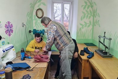Перша професія: учні спецшколи у Житомирі безоплатно вчаться шити взуття Перша професія: учні спецшколи у Житомирі безоплатно вчаться шити взуття