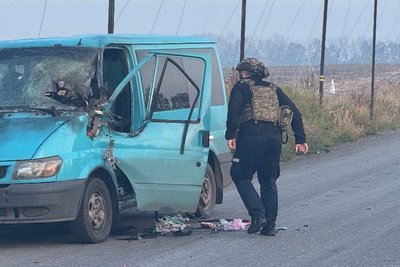 Автівка, яка була пошкоджена через російський удар на автодорозі Золочів-Дергачі, 20 вересня 2026 року Автівка, яка була пошкоджена через російський удар на автодорозі Золочів-Дергачі, 20 вересня 2026 року